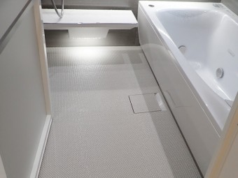 グレーで統一したスタイリッシュな浴室に TOTO シンラにお取替え グレーで統一したスタイリッシュな浴室に TOTO シンラにお取替え